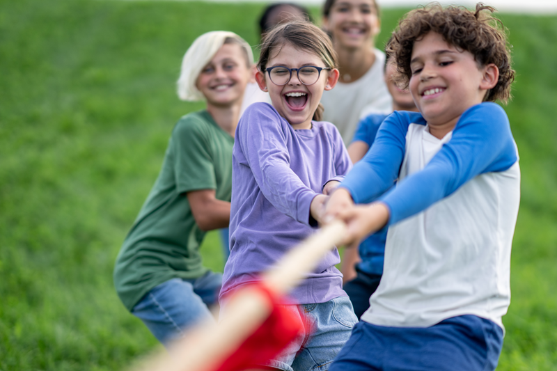 Kinderen touwtrekken