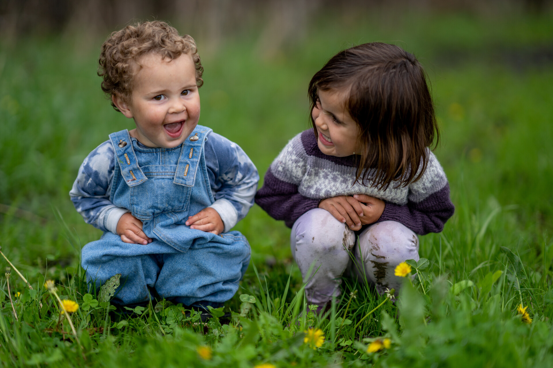 Twee lachende jonge kinderen